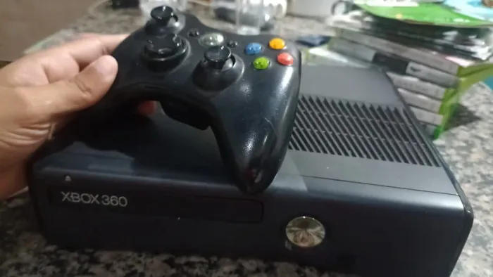 Vendo um Xbox 360 e Xbox Live Gold, com 3 meses de acesso.