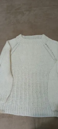 Blusa feminina feita à mão ,em lã, na cor branca. Tamanho G, seminova