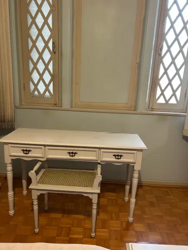 Penteadeira com espelho e banqueta em madeira laqueada estilo colonial 