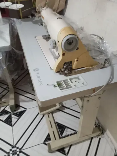 Vendo uma máquina industrial Singer costura reta seme novinha  valor 2100