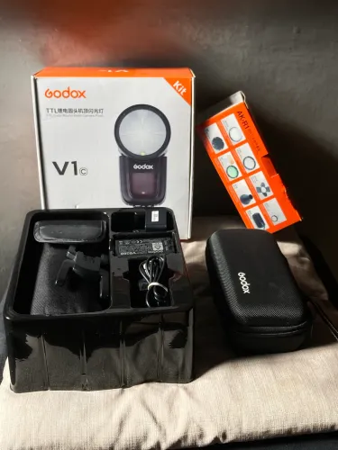 Flash Godox V1 Canon + 1 bateria + Kit Godox AK-R1