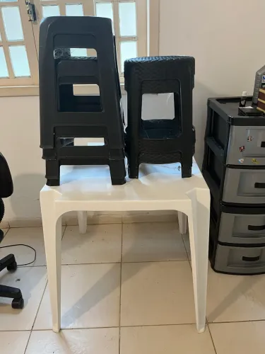 Mesa e cadeiras de plástico