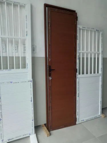 Porta alumínio cor amadeirada