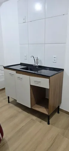 Gabinete com pia e torneira