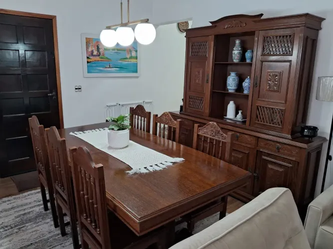 Vendo mesa com 6 cadeiras mais Arca em madeira maciça restaurada em ótimo estado. 