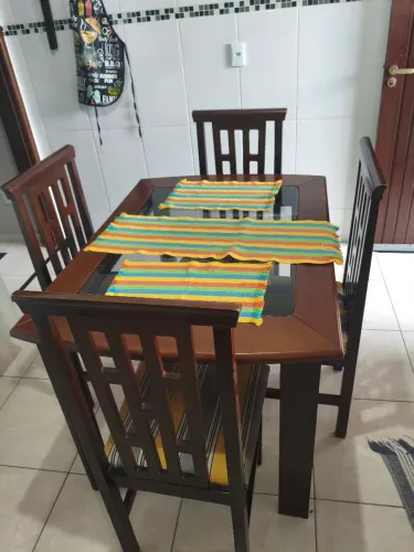 Uma linda mesa de vidro + 4 cadeiras 