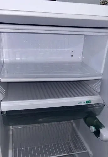 Vendo uma geladeira uma porta funcionando tudo