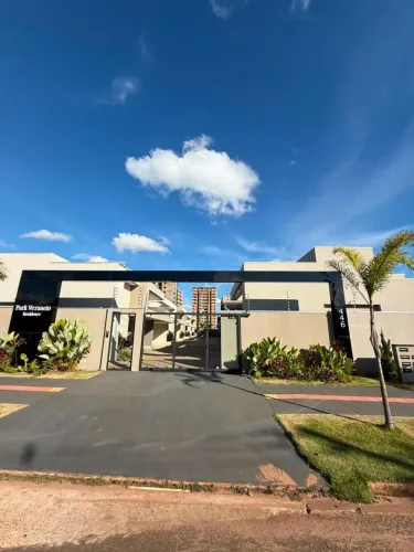 Casa moderna com 3 Suítes no Condomínio Park Veraneio p/ locação