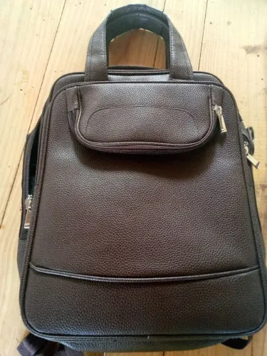 Bolsa de luxo tipo mochila em couro café com vários bolsos