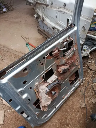 Porta traseira esquerda S10 já vem com vidro,só remarcar . Tem a máquina elétrica  