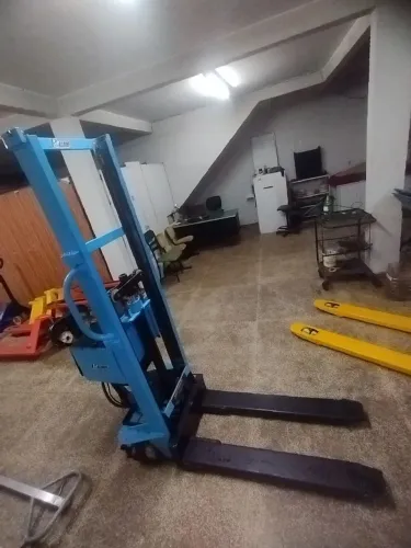 EMPILHADEIRA SEMI ELÉTRICA 