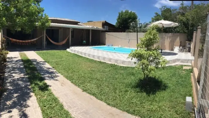 Casa com 4 dormitórios sendo duas suítes, piscina, garagem e churrasqueira.