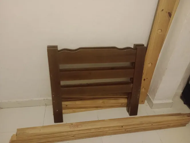 1 cama de solteiro de madeira maciça desmontada