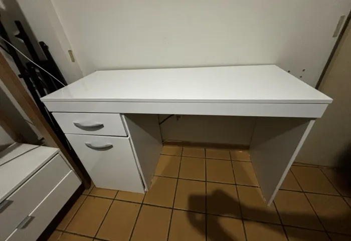 Mesa / Escrivaninha Branca 1,20m com Gaveta e Armário - Home Office e Estudos
