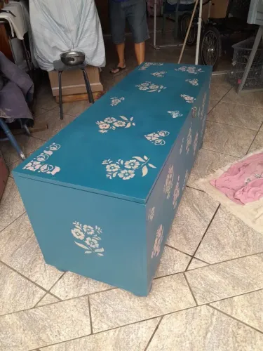 Vendo baú grande em mdf com pés de madeira