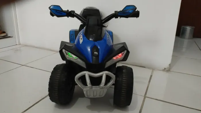 Quadriciclo infantil elétrico 