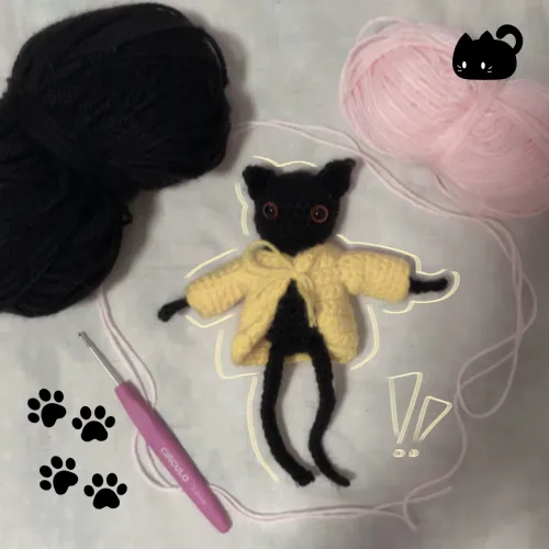 gatinho de crochê com casaco