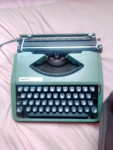 Máquina de Escrever Olivetti Antiga Verde com Estojo Original