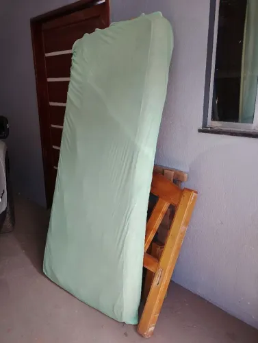 Cama de solteiro madeira e colchão espuma entrego