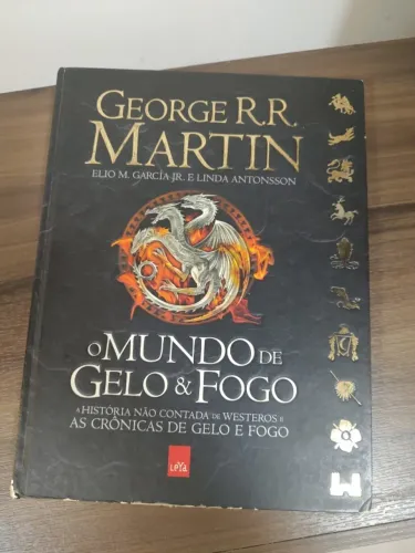 LIVRO MUNDO DE GELO E FOGO - GAME OF THRONES