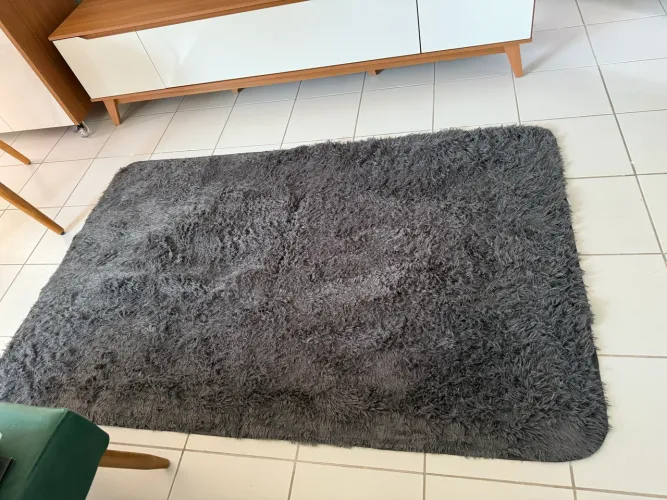 Vende-se um lindo tapete novo cinza