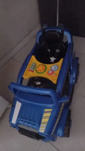 Carrinho de nenê, tem guiador