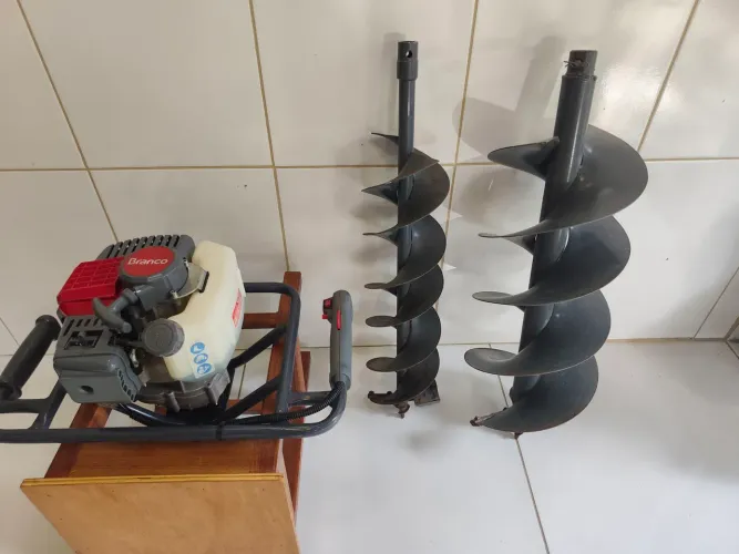Perfurador de solo com duas brocas de 150mm e 300mm