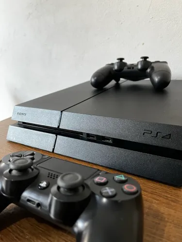 PS4 + 2 controles + jogos 