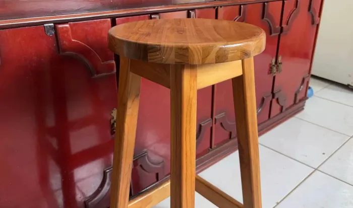 Banqueta de madeira maciça Tok Stok