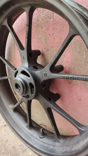 Roda dianteira CB Twister paralama e eixo.