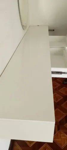 Bancada branca com quatro gavetas