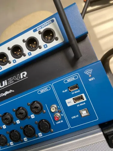 Console digital Soundcratf ui24R SEMI NOVA 