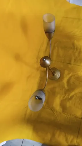 Lustre dourado com 2 lâmpadas