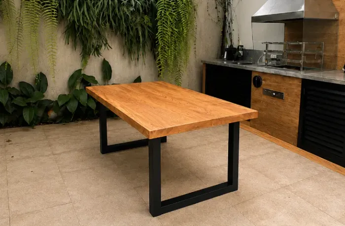 Mesa em madeira para área externa
