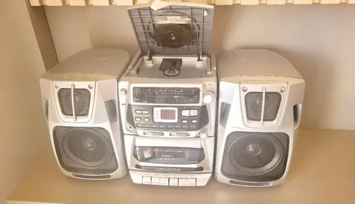 Microsystem CD, Rádio, Cassete e recorder. Precisa arrumar a trava da tampa do CD