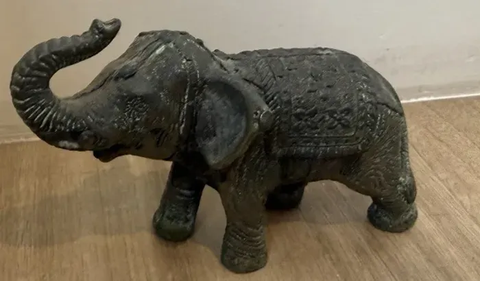 Graciosa escultura antiga de metal cinzelado indiano representando Elefante