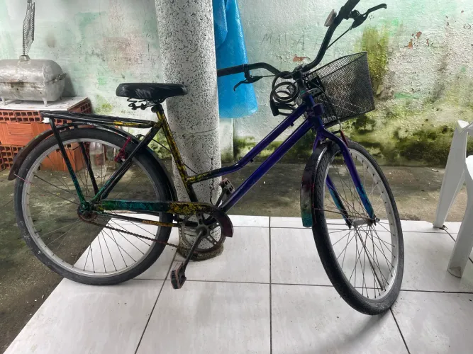 Bicicleta feminina com cesta