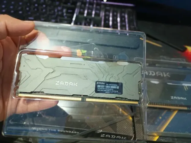 Memoria RAM 16 GB (2 pentes de 8GB 3200 mhz) ZADAK RGB