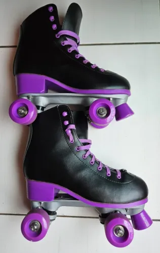 Par de patins quatro rodas cor roxo (Tamanho 38)