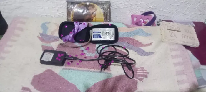 Vendo câmera fotográfica Cyber-Shot em ótimo estado 7.2 Megapixels Zomm Óptico 3x