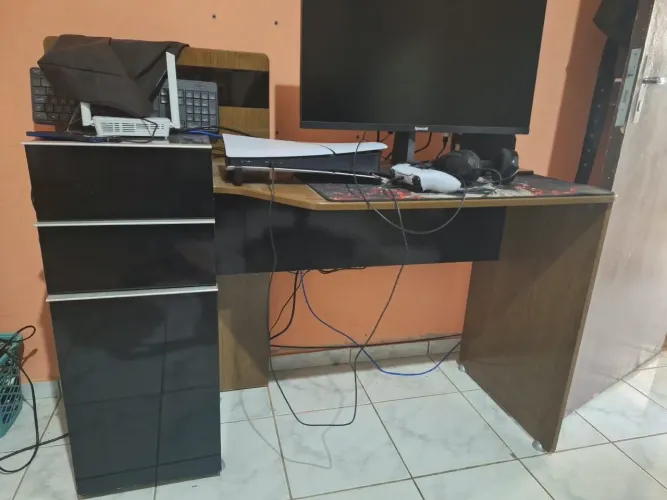 Mesa escrivaninha com gavetas 