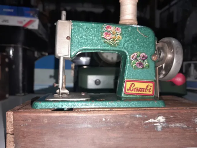 Mini maquina de costura manual antiga funcionando