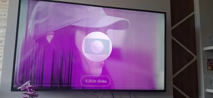 Vendo TV LG 50 polegadas com linhas na tela 