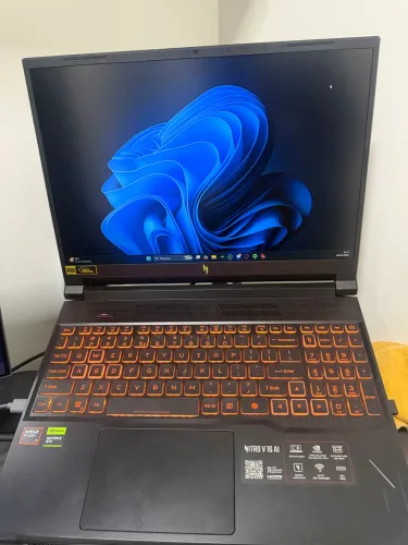 Vendo Notebook Gamer nitro v16 AI + RTX 5050