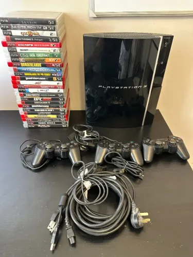 Play Station PS3 em bom estado com 3 controles e 23 jogos