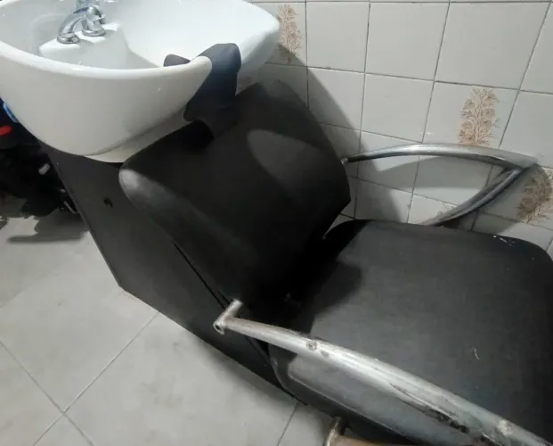 Lavatório com aquecedor instalado, está bem novinho, usado poucas vezes.