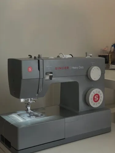 máquina de costura funcionando perfeitamente
