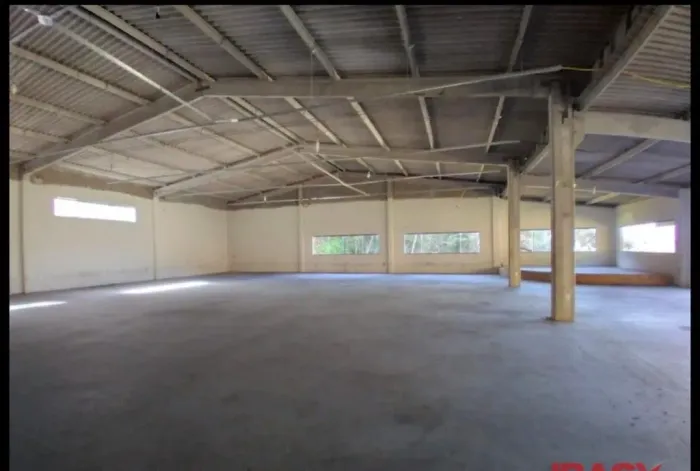 Galpão com 640 m²