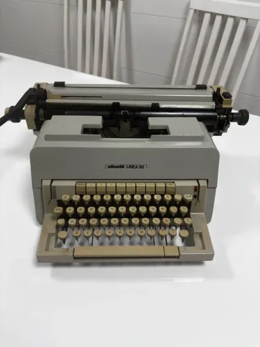 Maquina de escrever olivetti linea 98