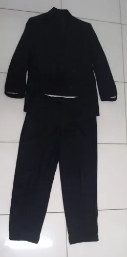 Um terno preto   com botão  tranpassado  usado em perfeito  estado 